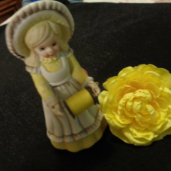 VINTAGE 1970S PRETTY OLD FASHIONED THREAD GIRL - Picture 5 of 5